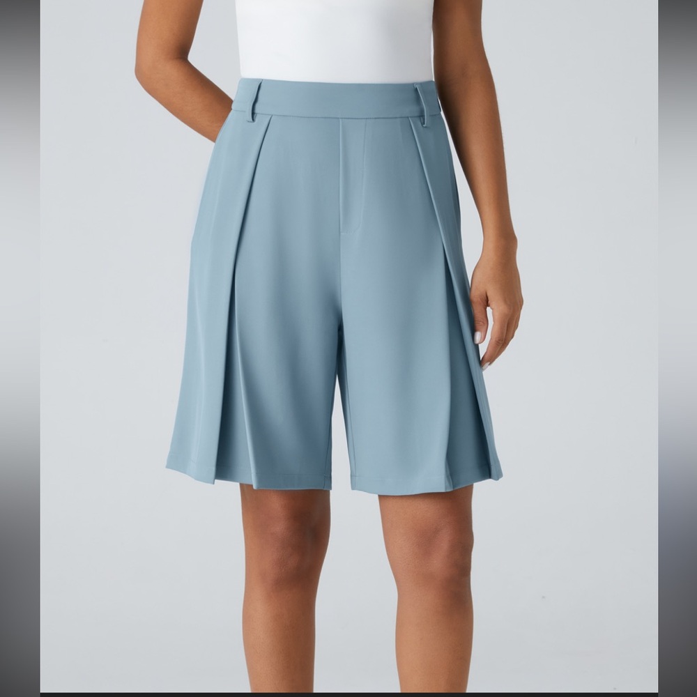 NWT Halara High Waisted Pocket Bermuda Shorts - Size Medium